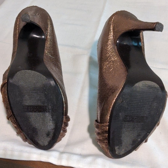 Kelly & Katie gold pumps - Picture 7 of 8